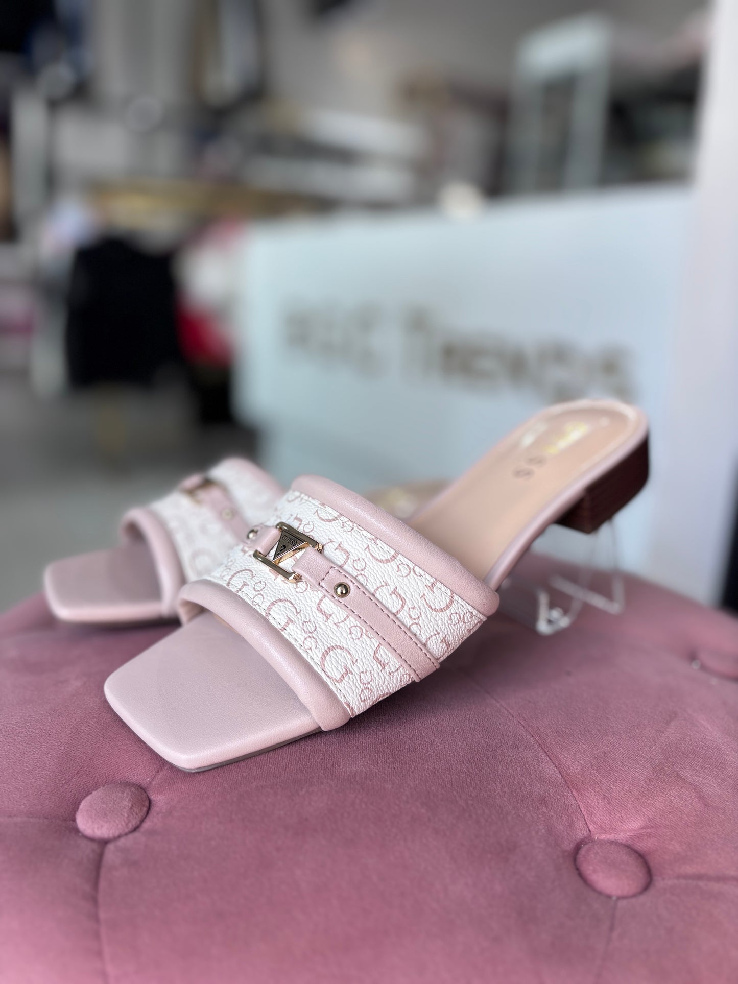 Sandalias Guess nude con camel y placa dorada