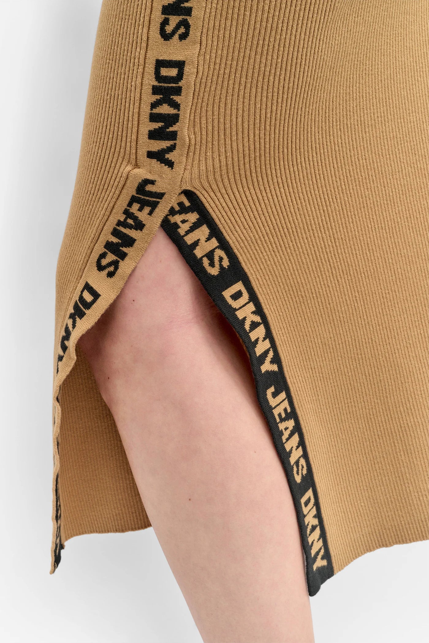 Falda DKNY camel con letras negras