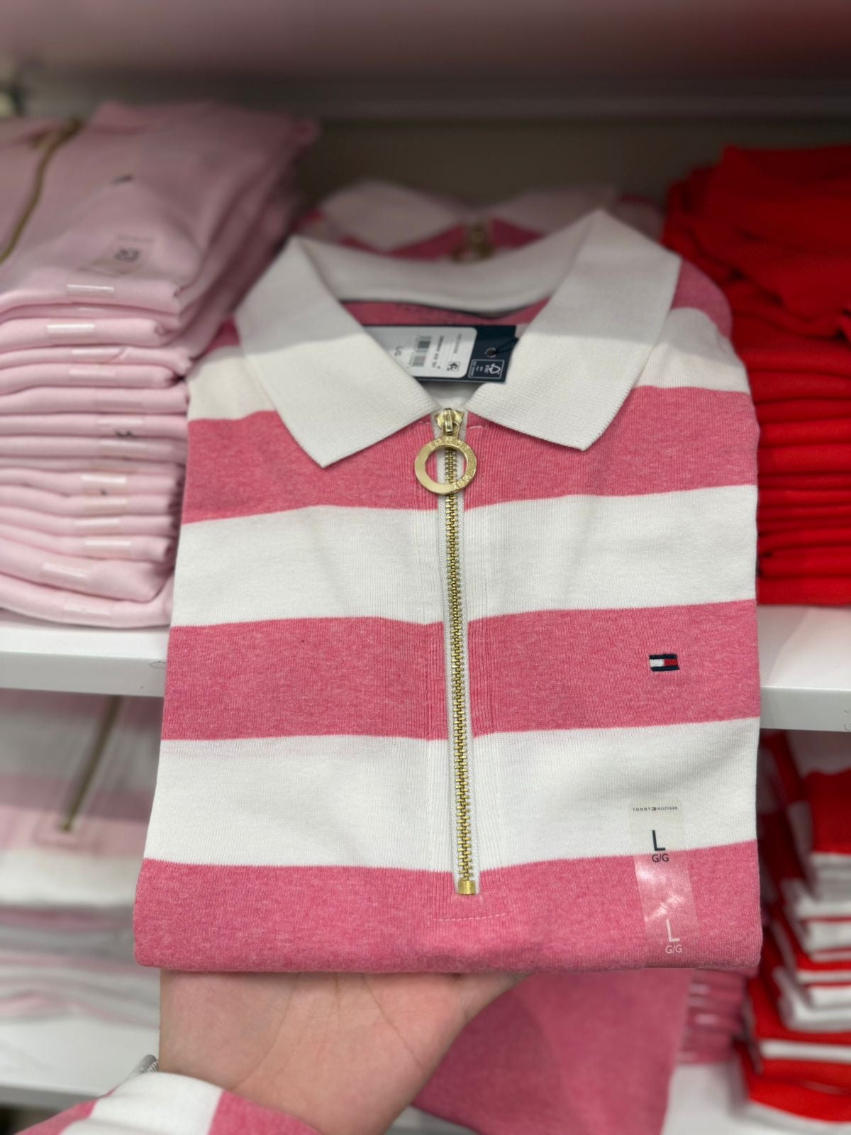 Playera Tommy H blanca/rosa tipo polo líneas, cierre y dije dorado