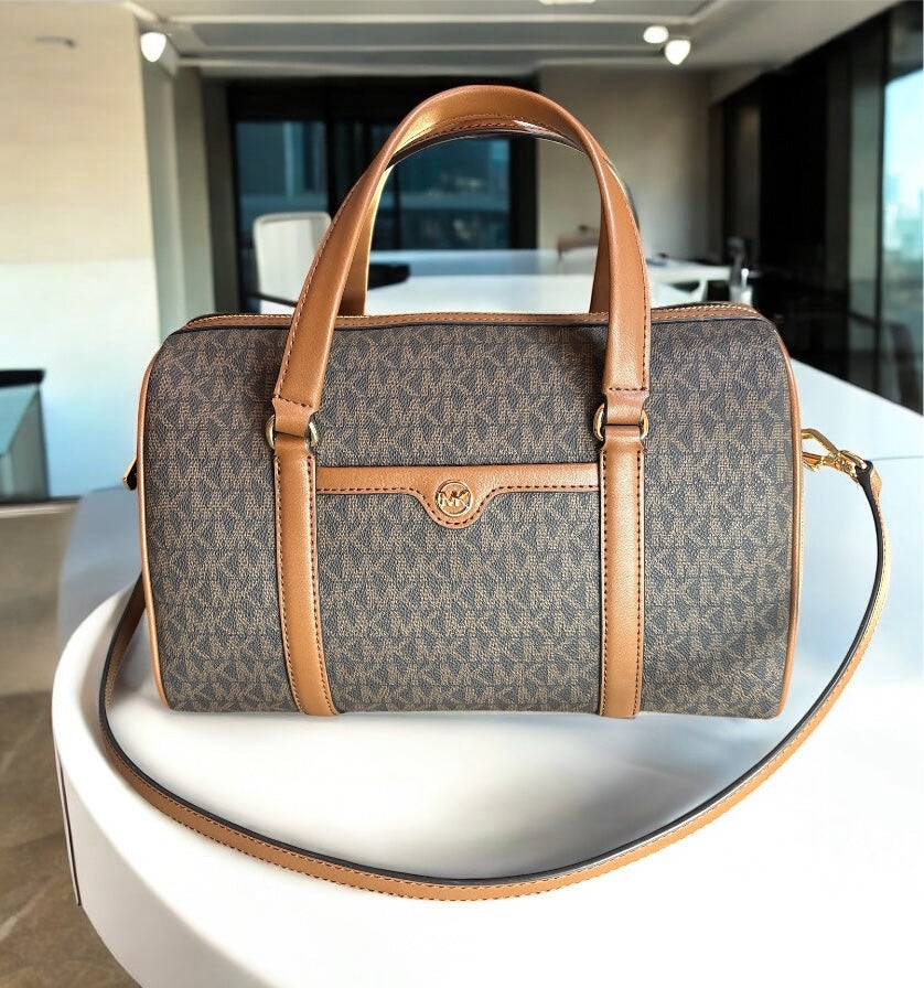 Crossbody Michael k café/chocolate con monogram con strap ajustable y placa dorada