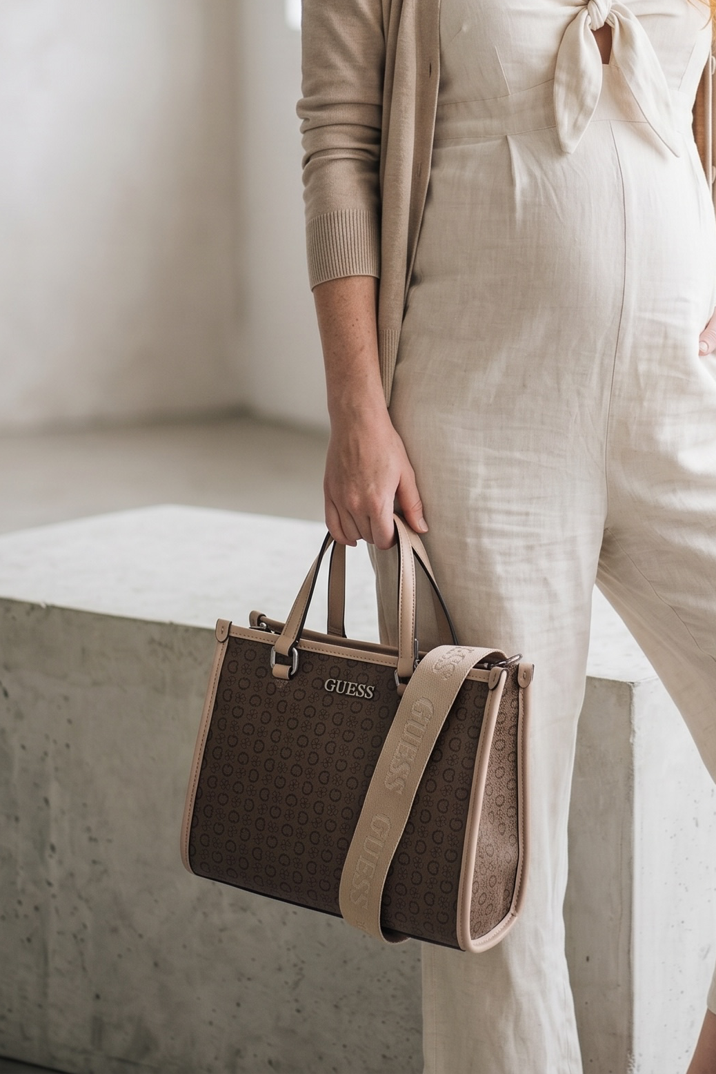 Tote Guess chica camel con beige y café strap de tela