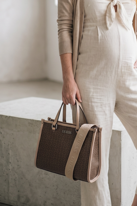 Tote Guess chica camel con beige y café strap de tela