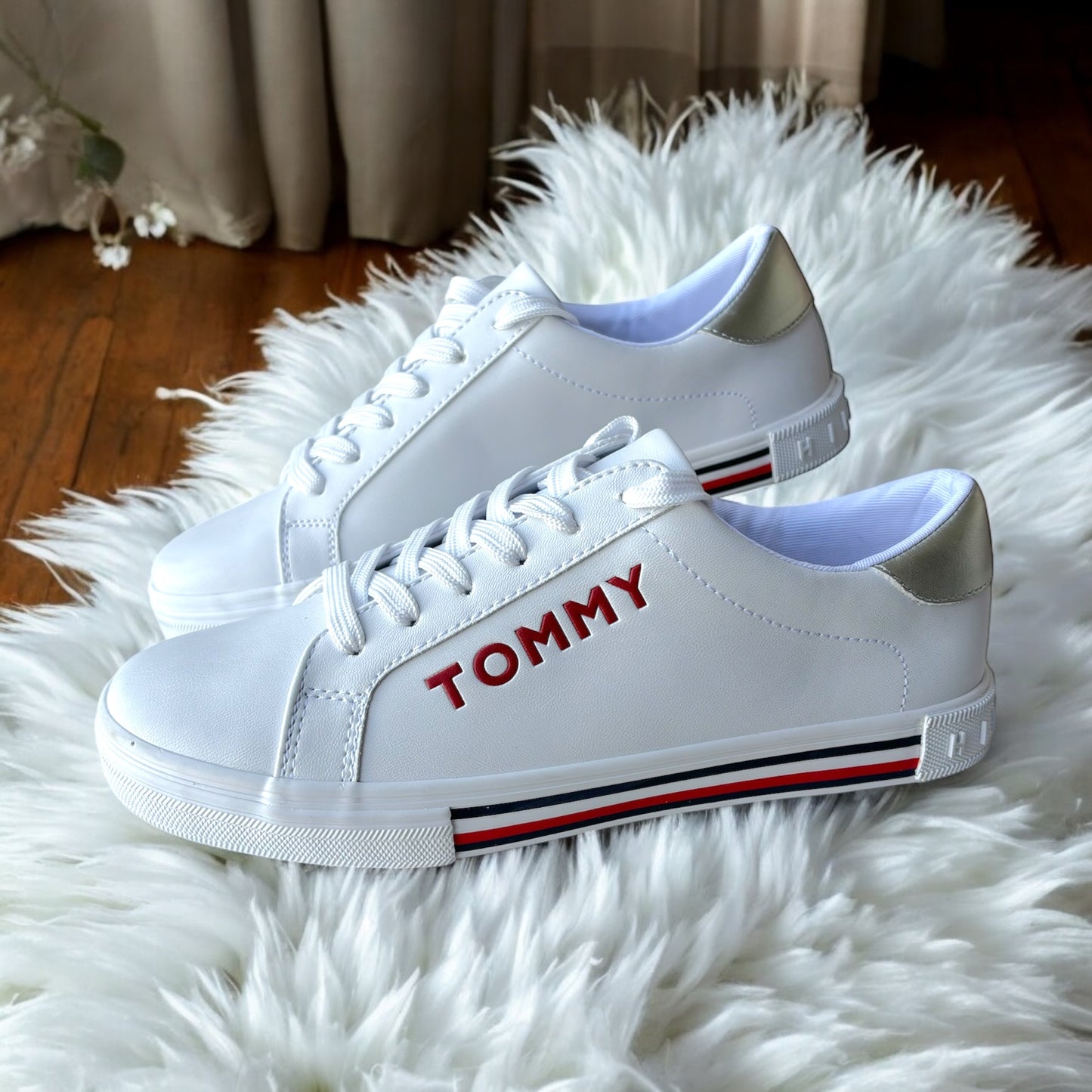 Tenis Tommy H blancos con letras rojas