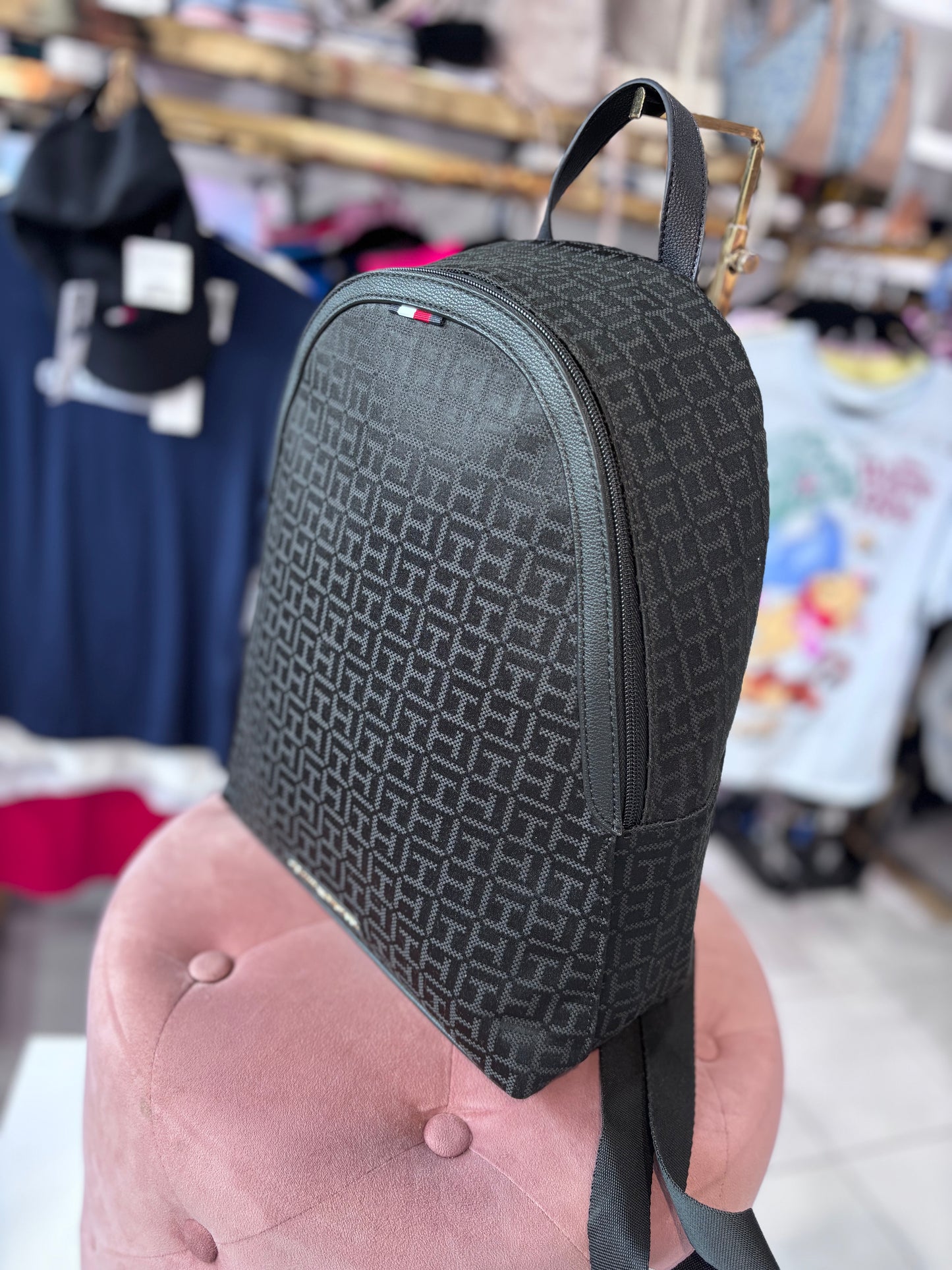 Backpack Tommy H negra con monogram y placa dorada
