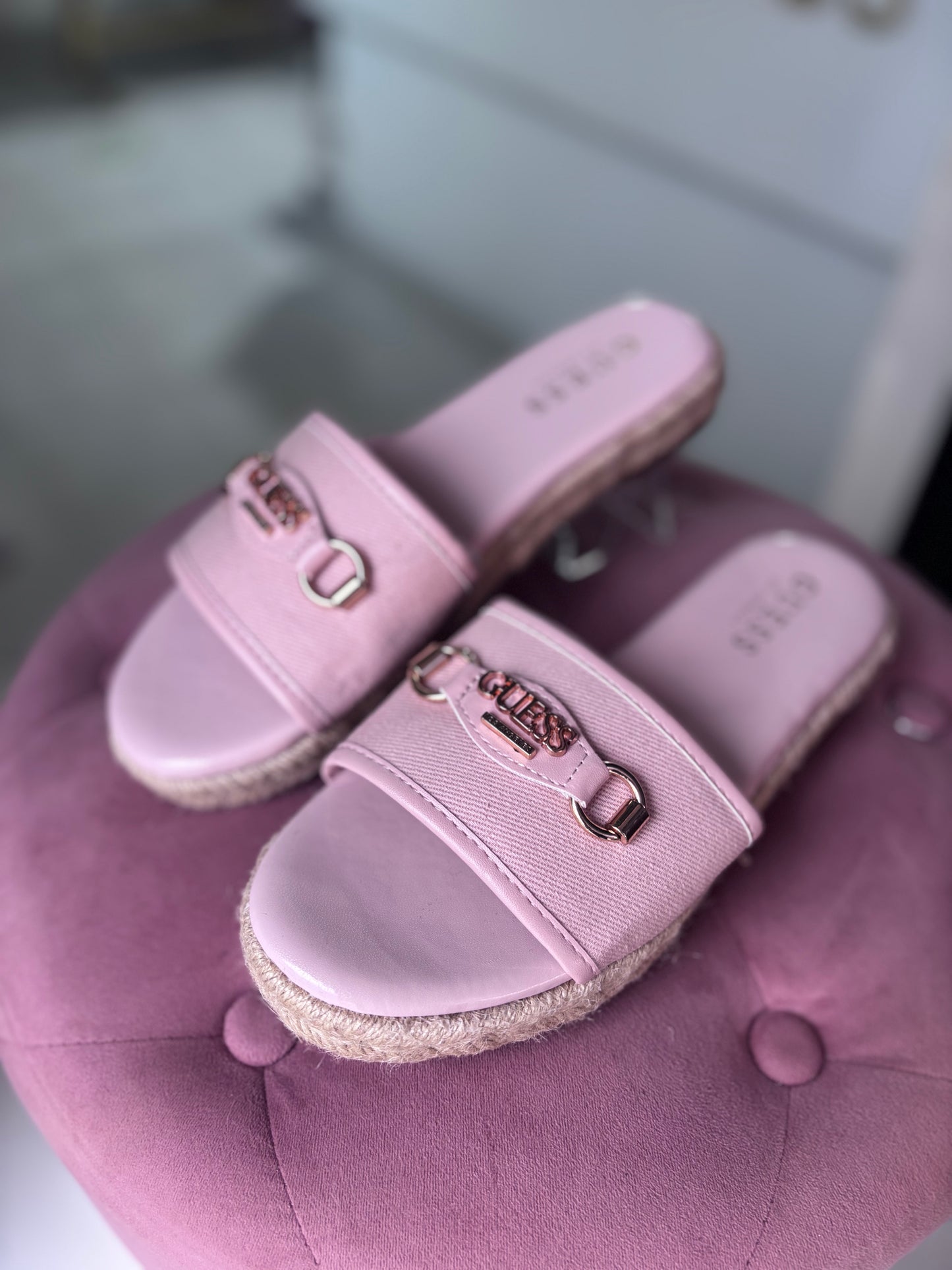 Sandalias Guess rosa con placa