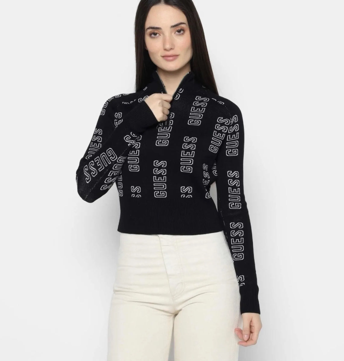 Suéter Guess negro con monogram blanco