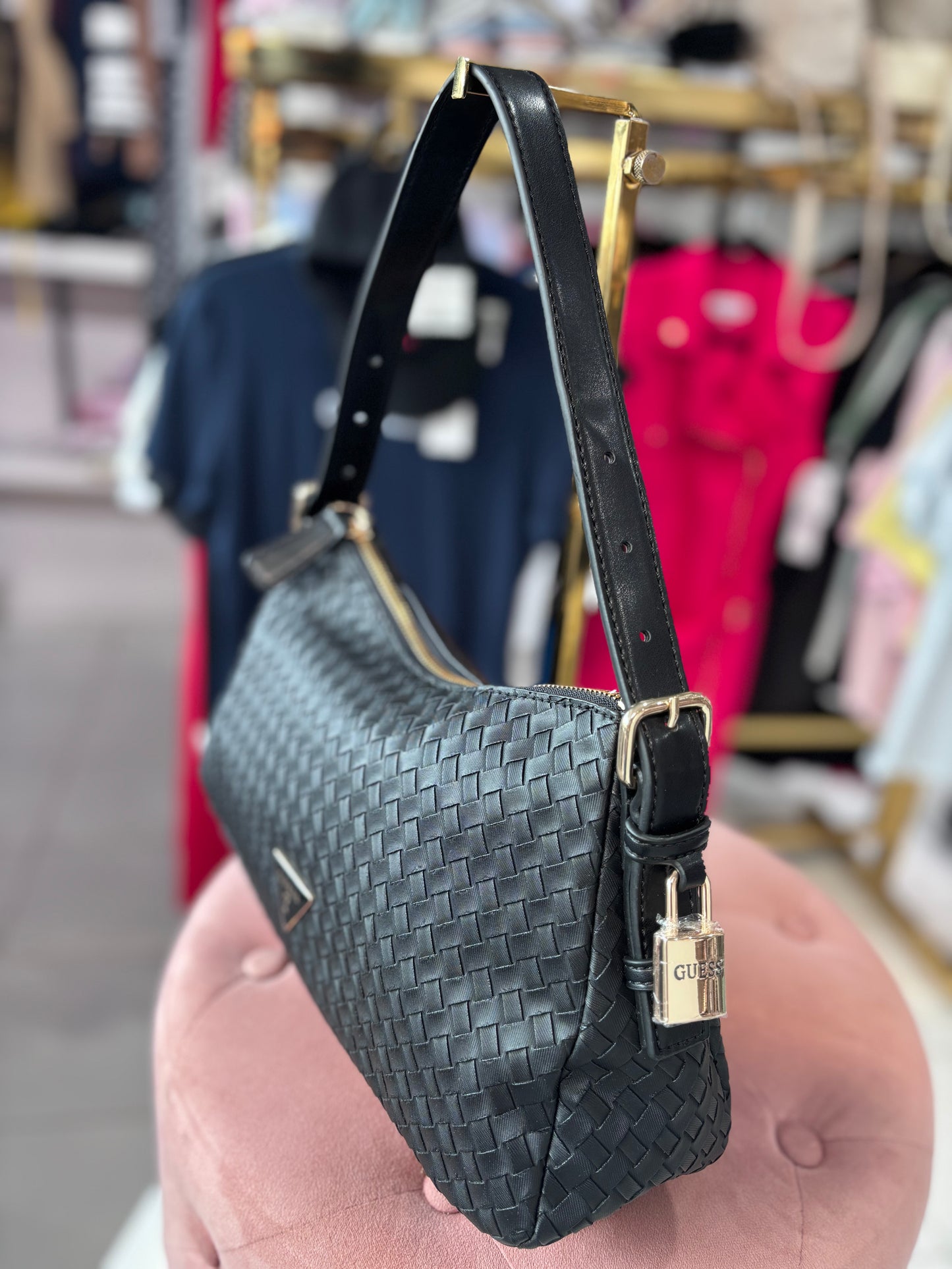Hobo Guess negra con dije de candado