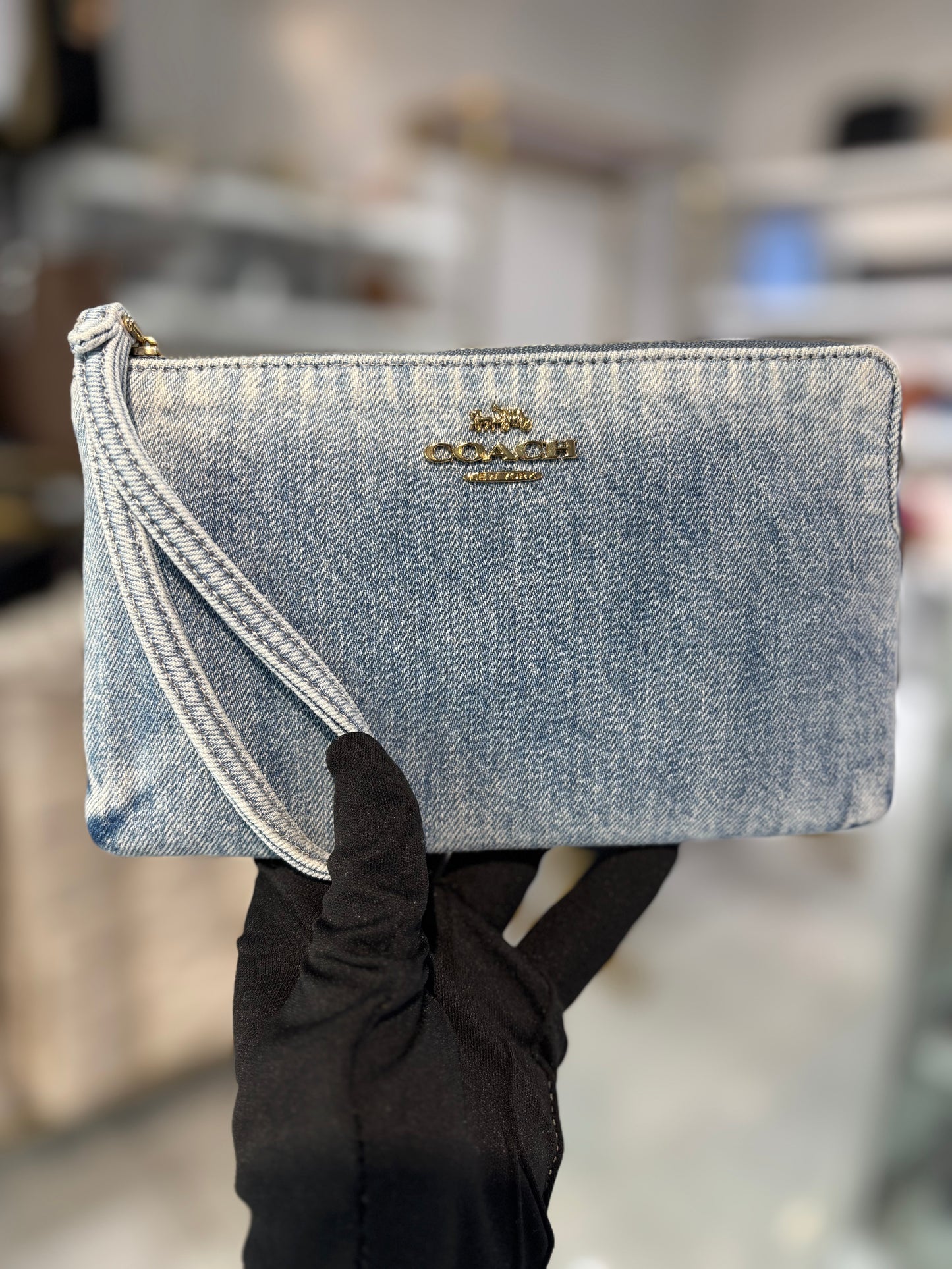 Muñequera Coach de mezclilla con placa dorada
