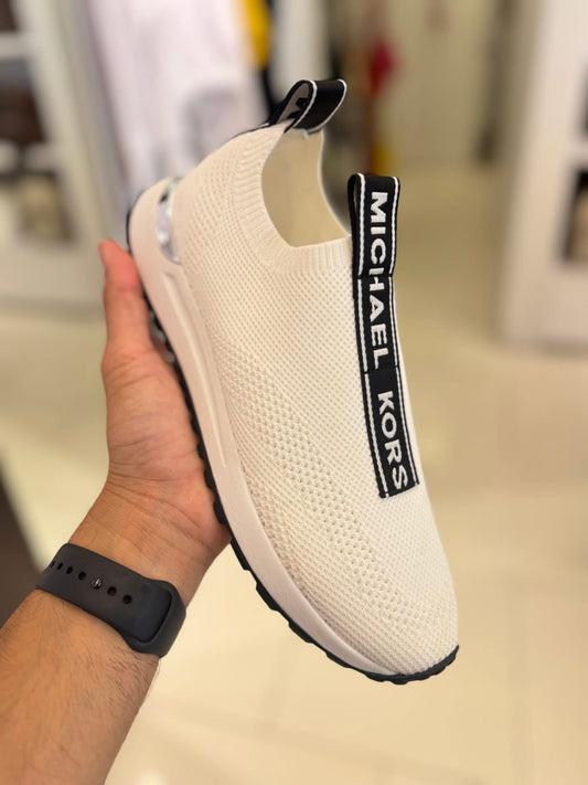 Tenis Michael k blancos de tela con línea negra y letras blancas