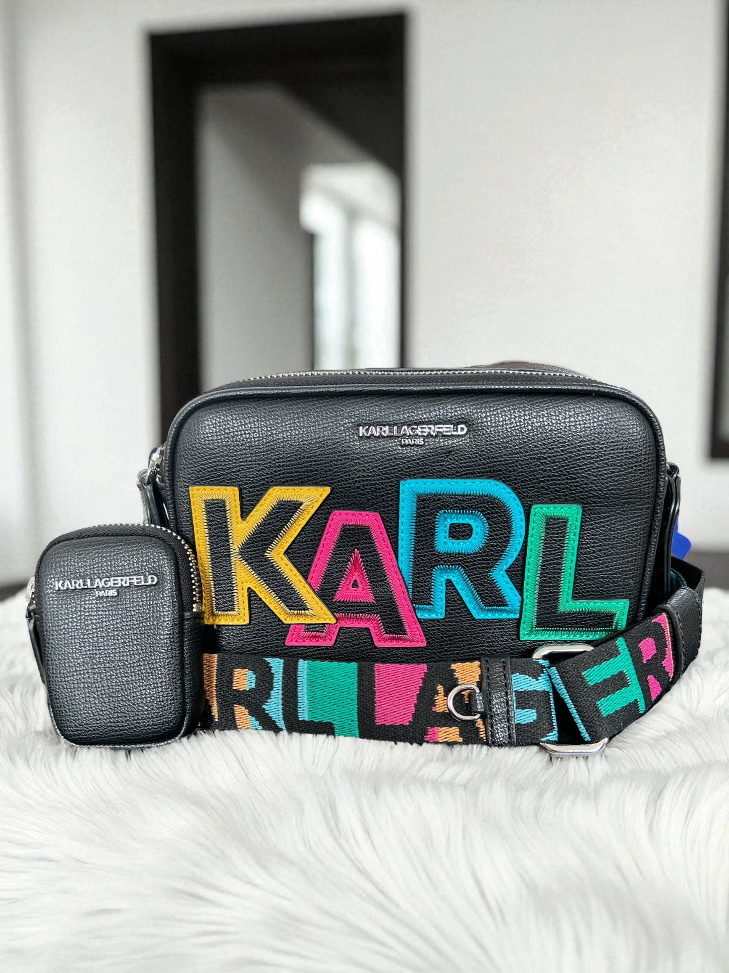 Crossbody Karl L negra letras de colores