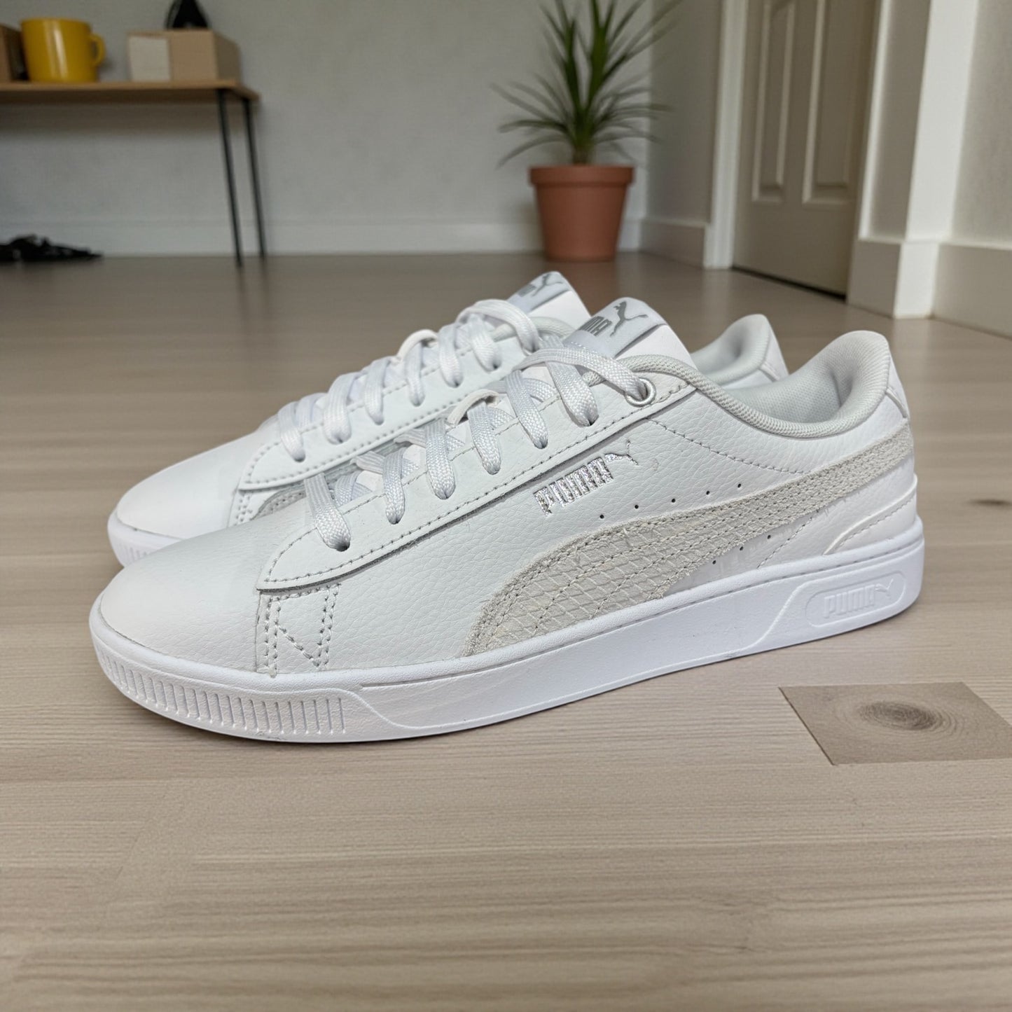 Tenis Puma blancos con detalle beige