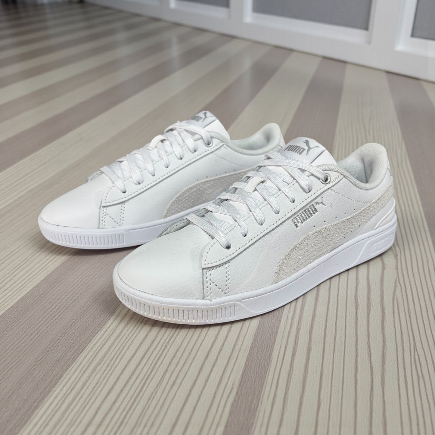 Tenis Puma blancos con detalle beige