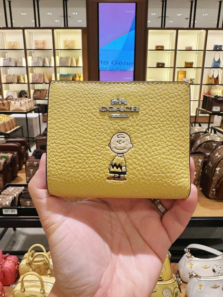 Cartera coach amarilla, Charly Brown