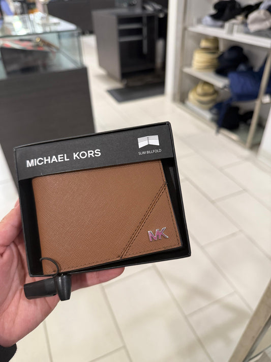 Cartera Michael k camel con textura, placa plateada para caballero