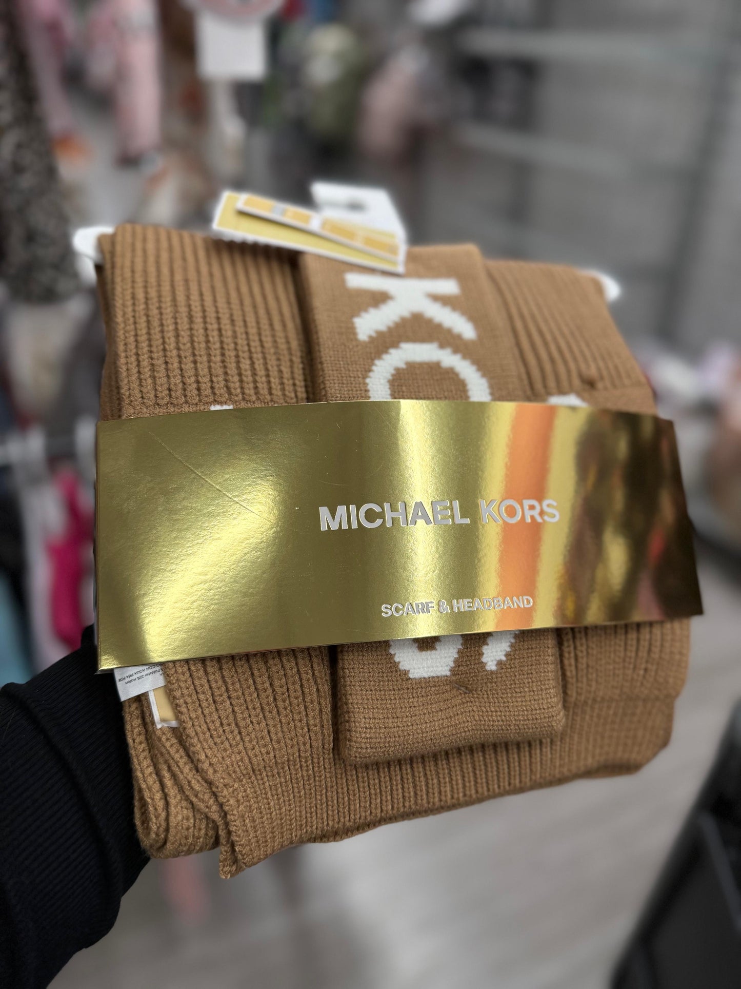 Set Diadema y Bufanda Michael k camel con  letras blancas