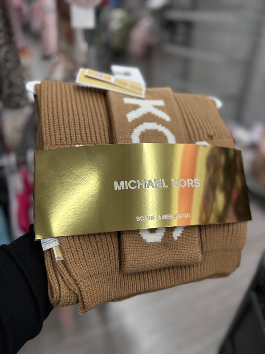 Set Diadema y Bufanda Michael k camel con  letras blancas