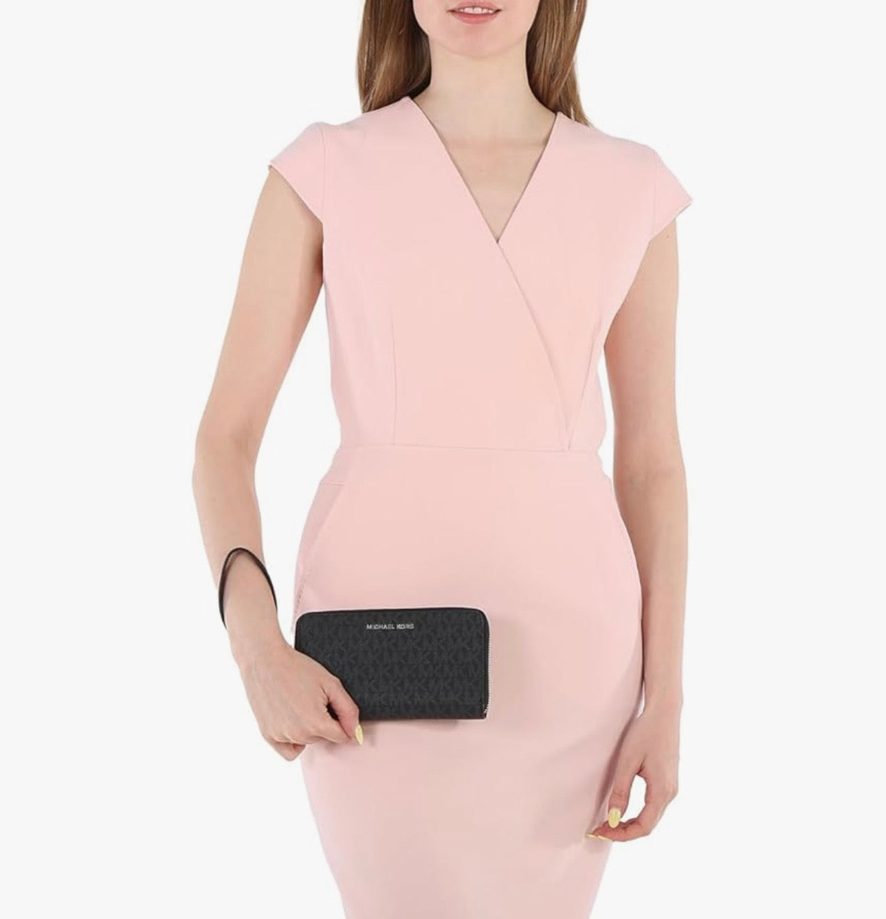 Cartera Michael K negra con monogram y cierre