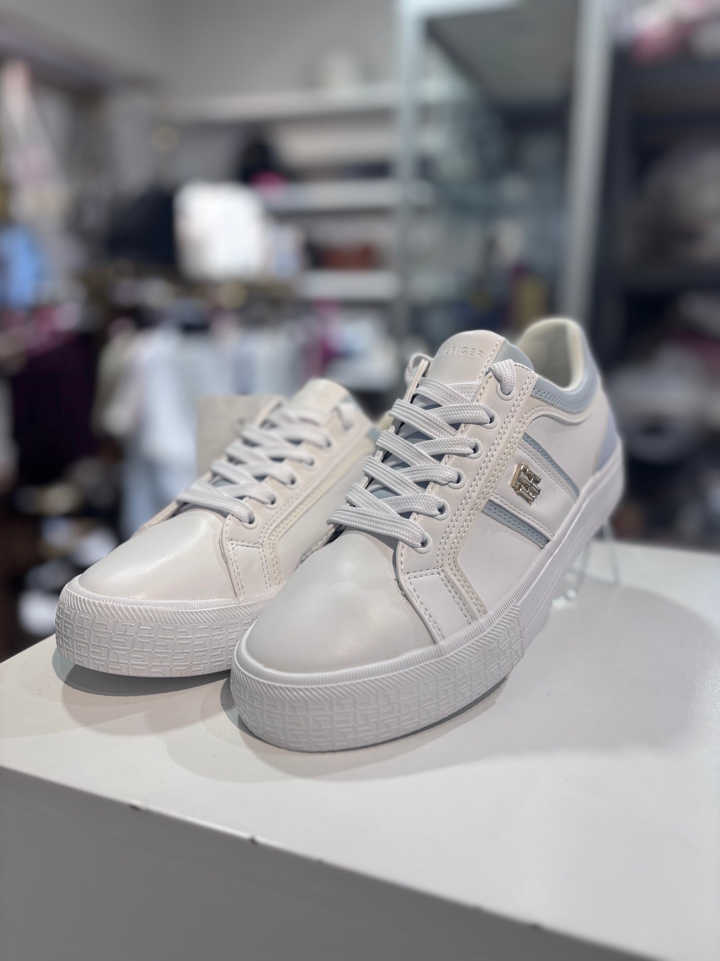 Tenis Tommy H blancos con detalles azul claro