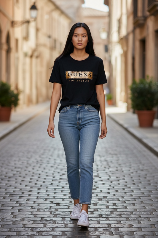 Playera Guess negra con lentejuelas doradas