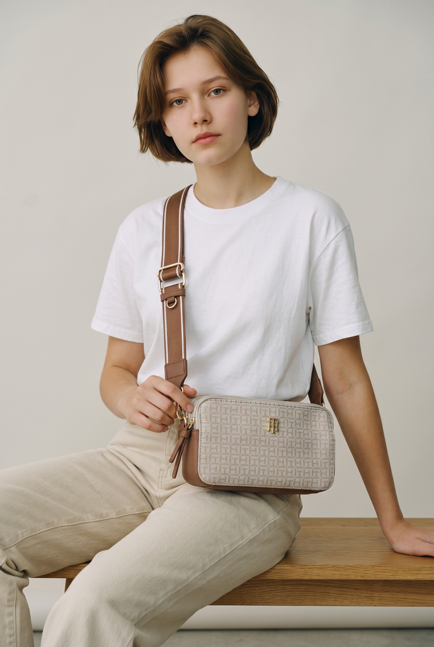 Crossbody doble cierre beige/ camel strap tela logo dorado