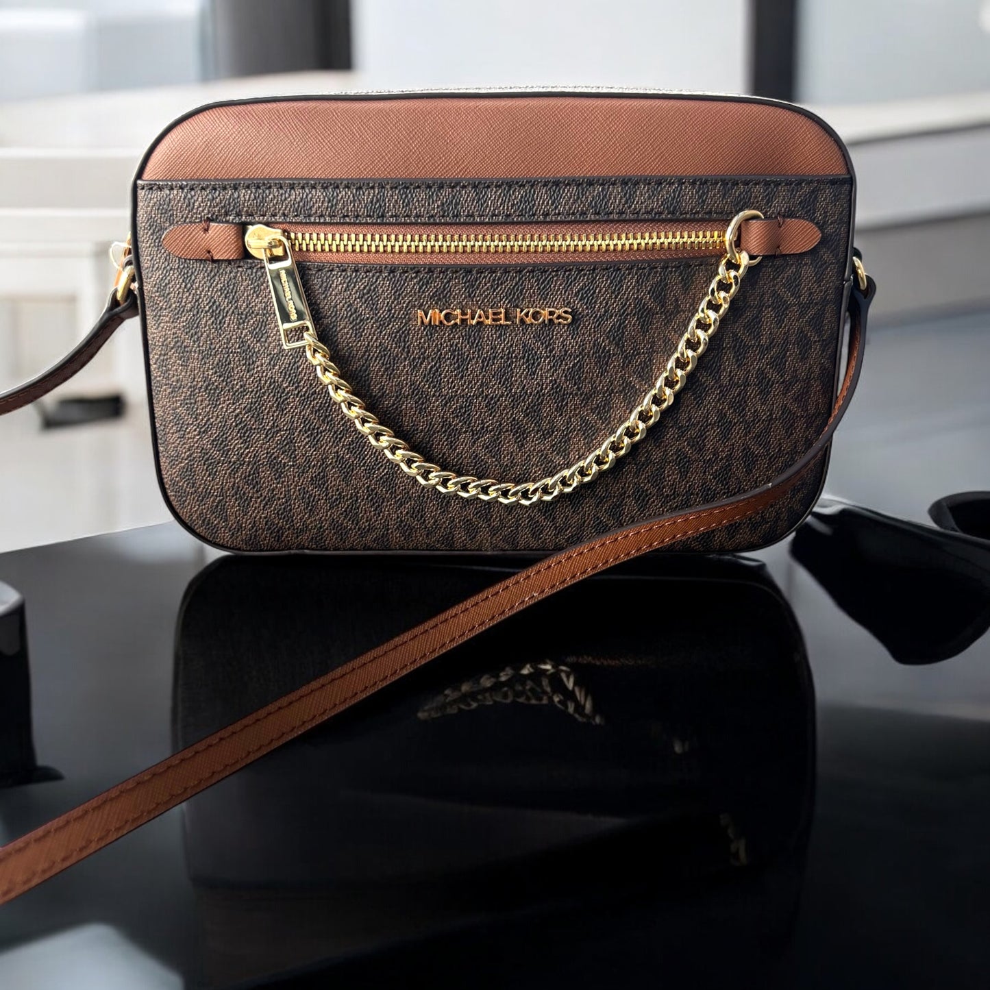Crossbody Michael k café y dorado con Cadena