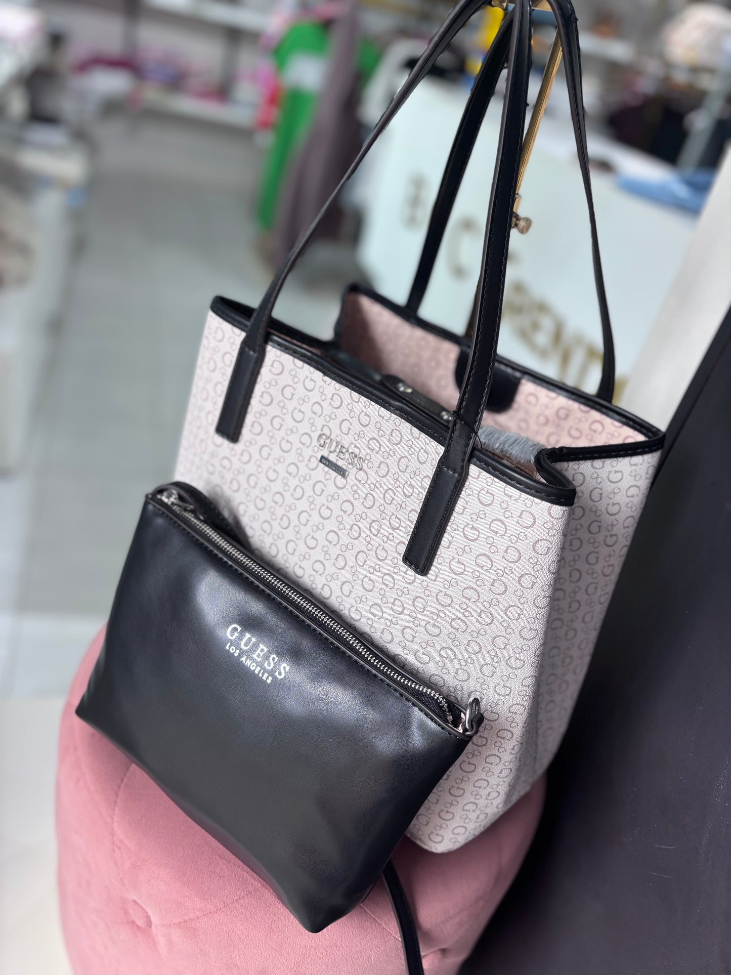 Tote Y muñequera Guess beige con detalles negros
