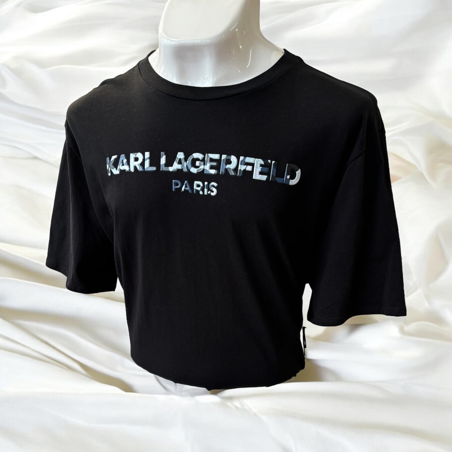 Playera Karl L negra letras camuflaje para caballero