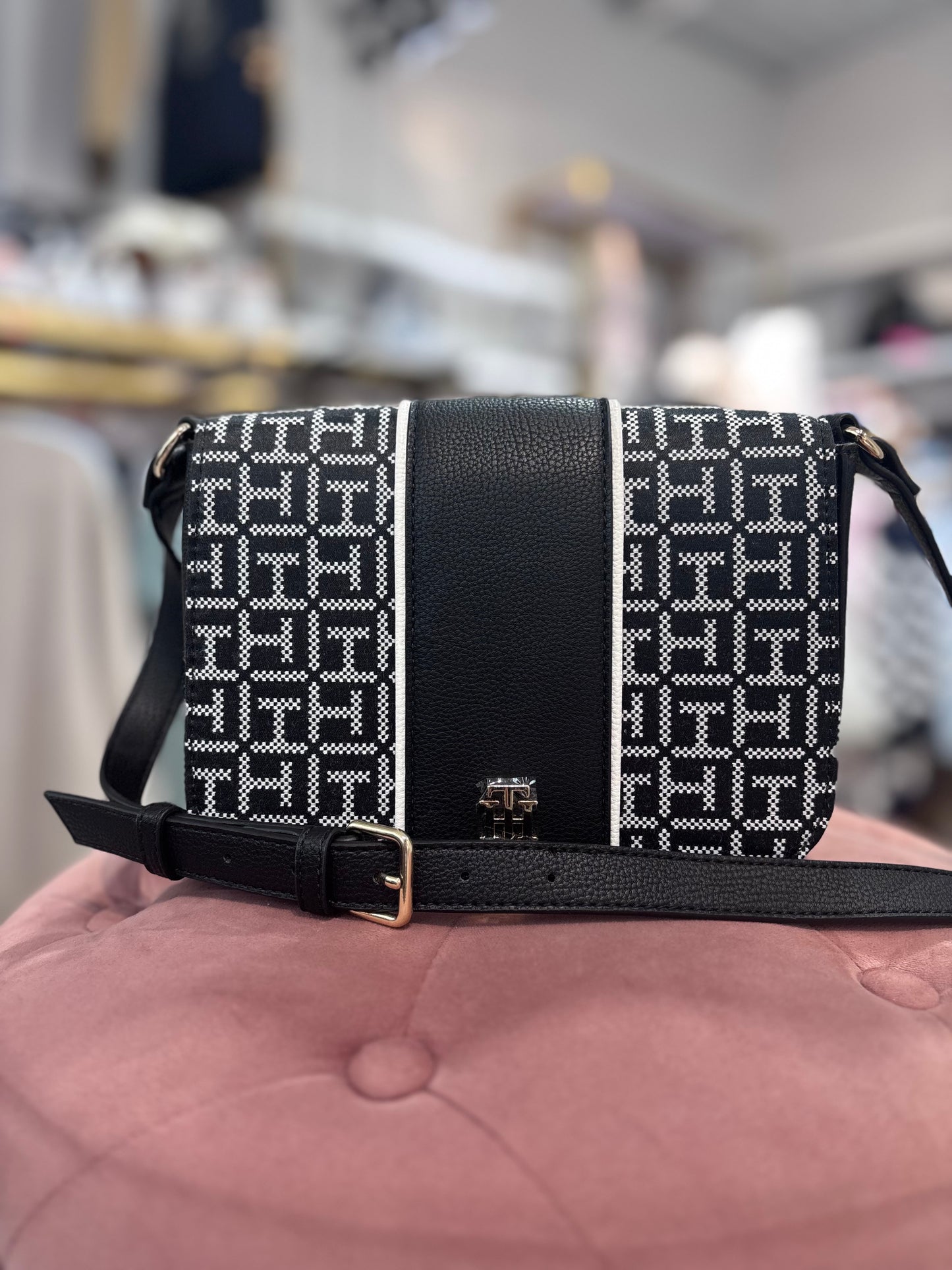 Crossbody Tommy H negra con monogram blanco
