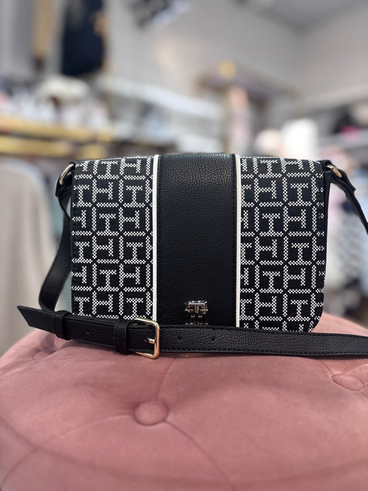 Crossbody Tommy H negra con monogram blanco