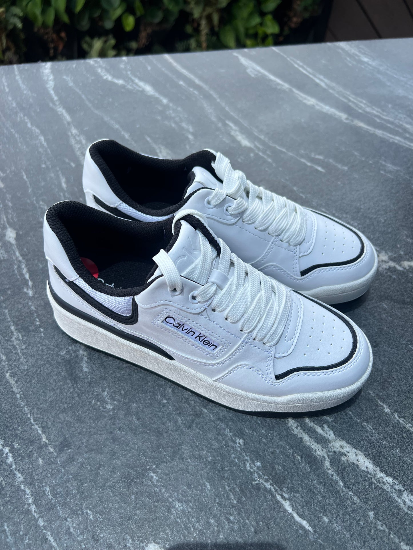 Tenis Calvin K Blancos/negros con letras negras