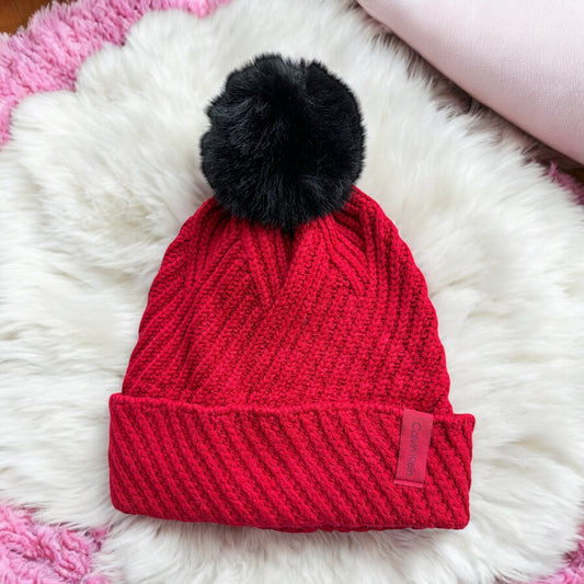 Gorro Calvin k rojo con pompón negro