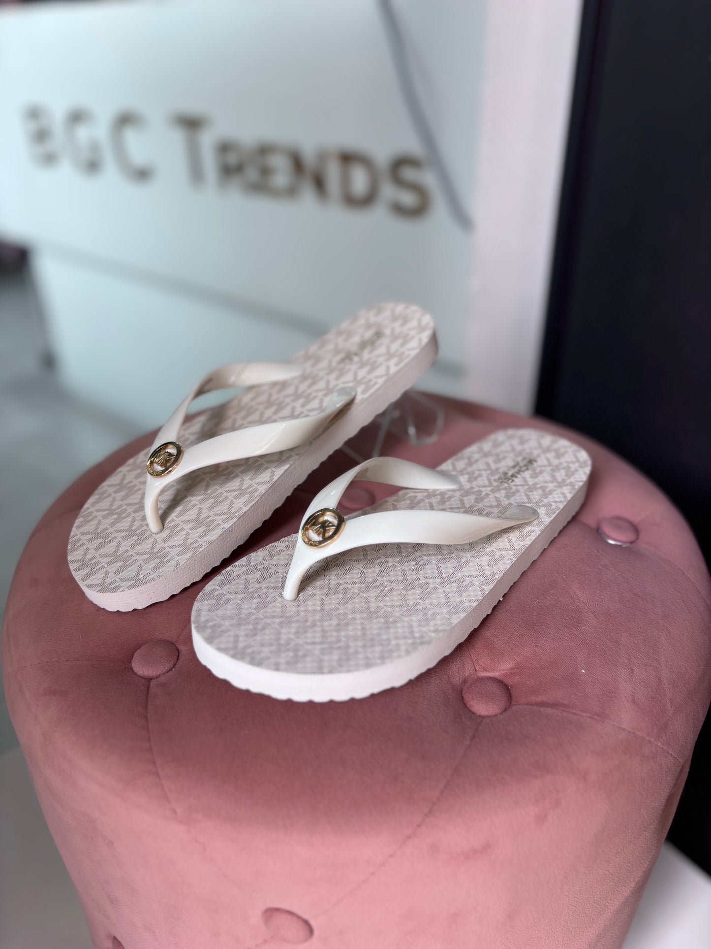 Sandalias Michael Kors crema con placa