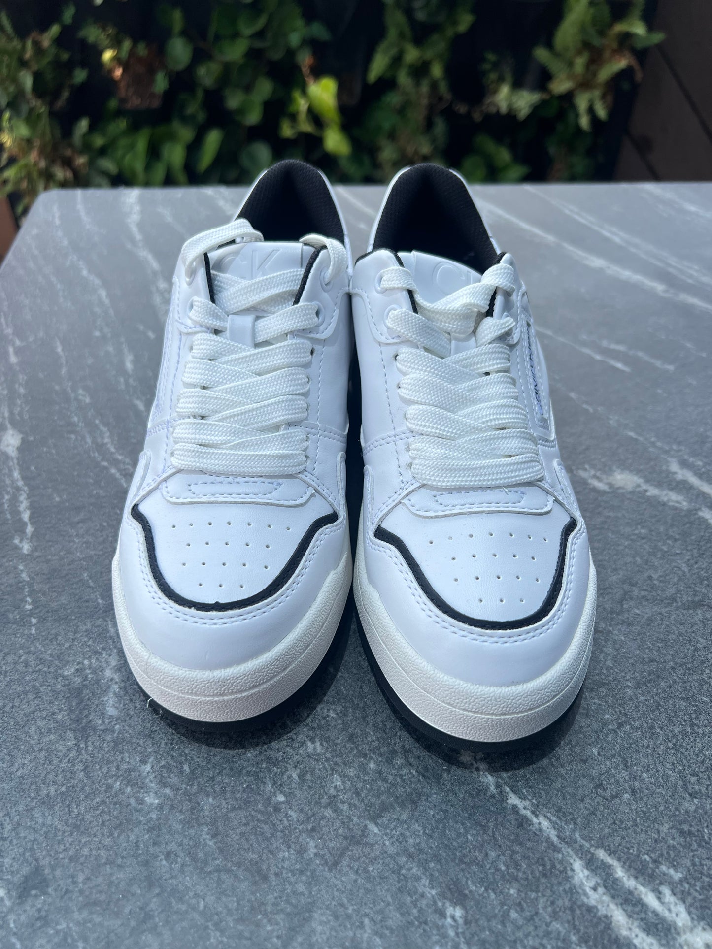 Tenis Calvin K Blancos/negros con letras negras