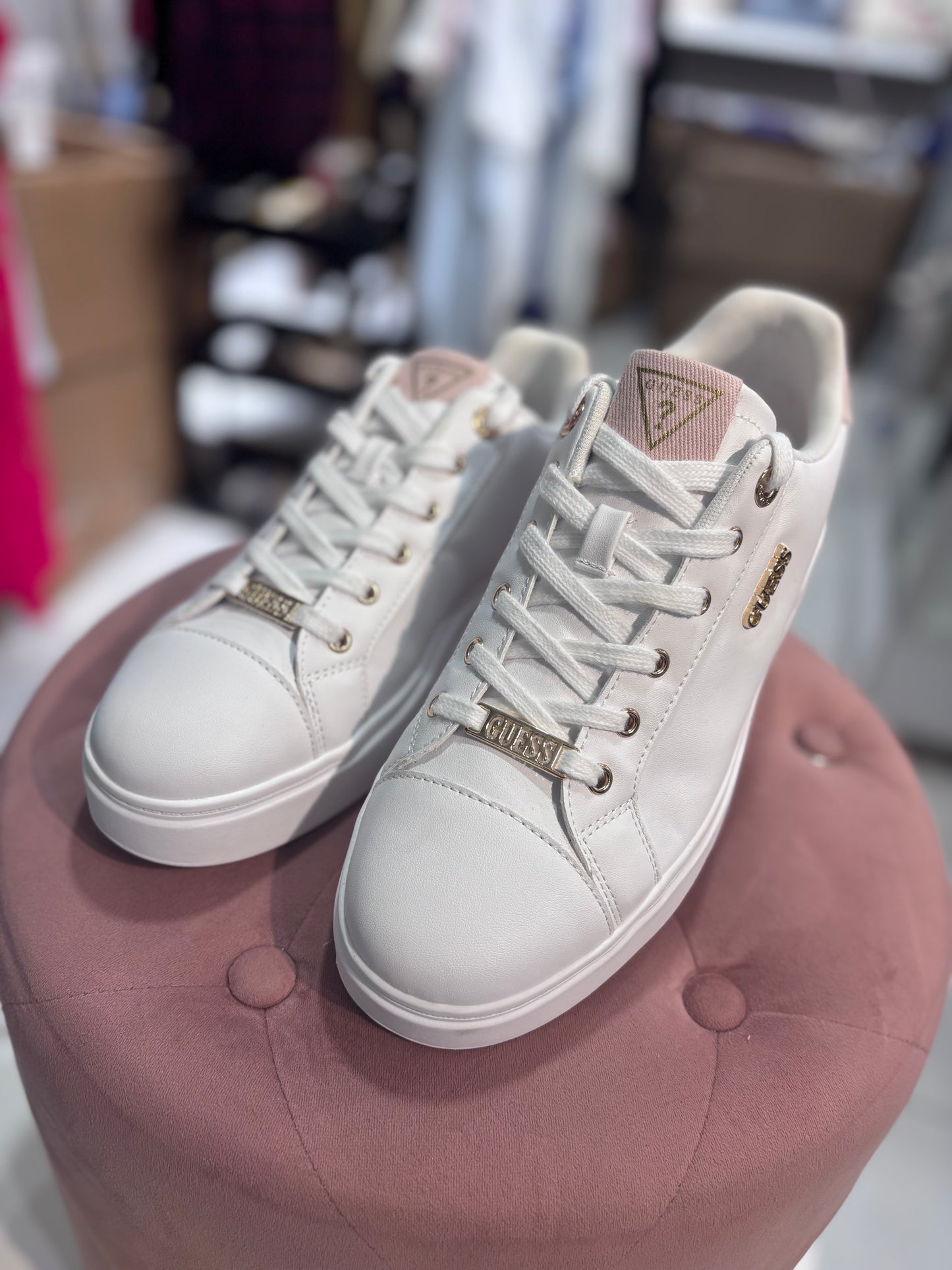 Tenis Guess blancos con detalles rosa claro