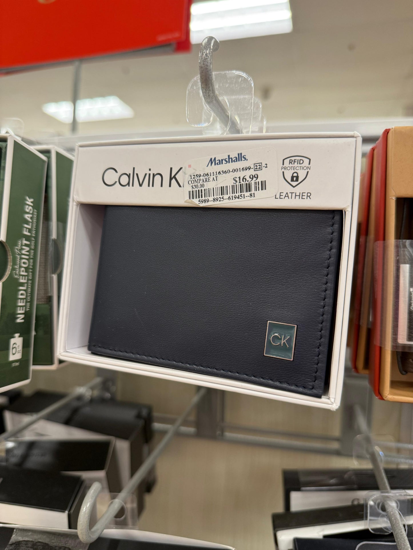 Cartera Calvin k azul marino con placa verde para caballero