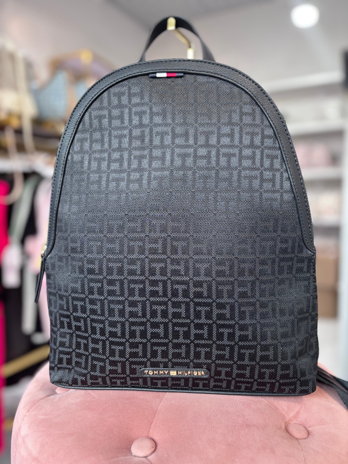 Backpack Tommy H negra con monogram y placa dorada