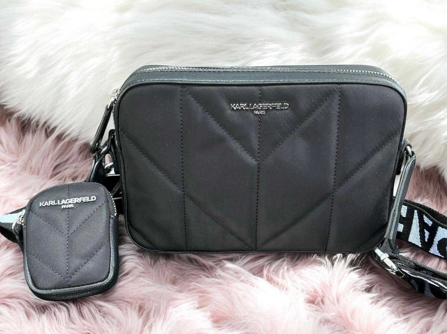 Crossbody Karl L con monedero de tela y strap blancos con negro