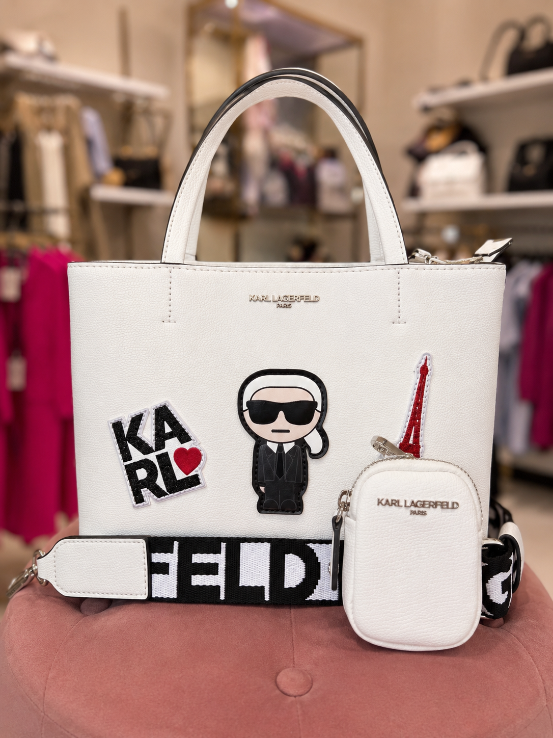 Tote Karl L blanca con parches y monedero