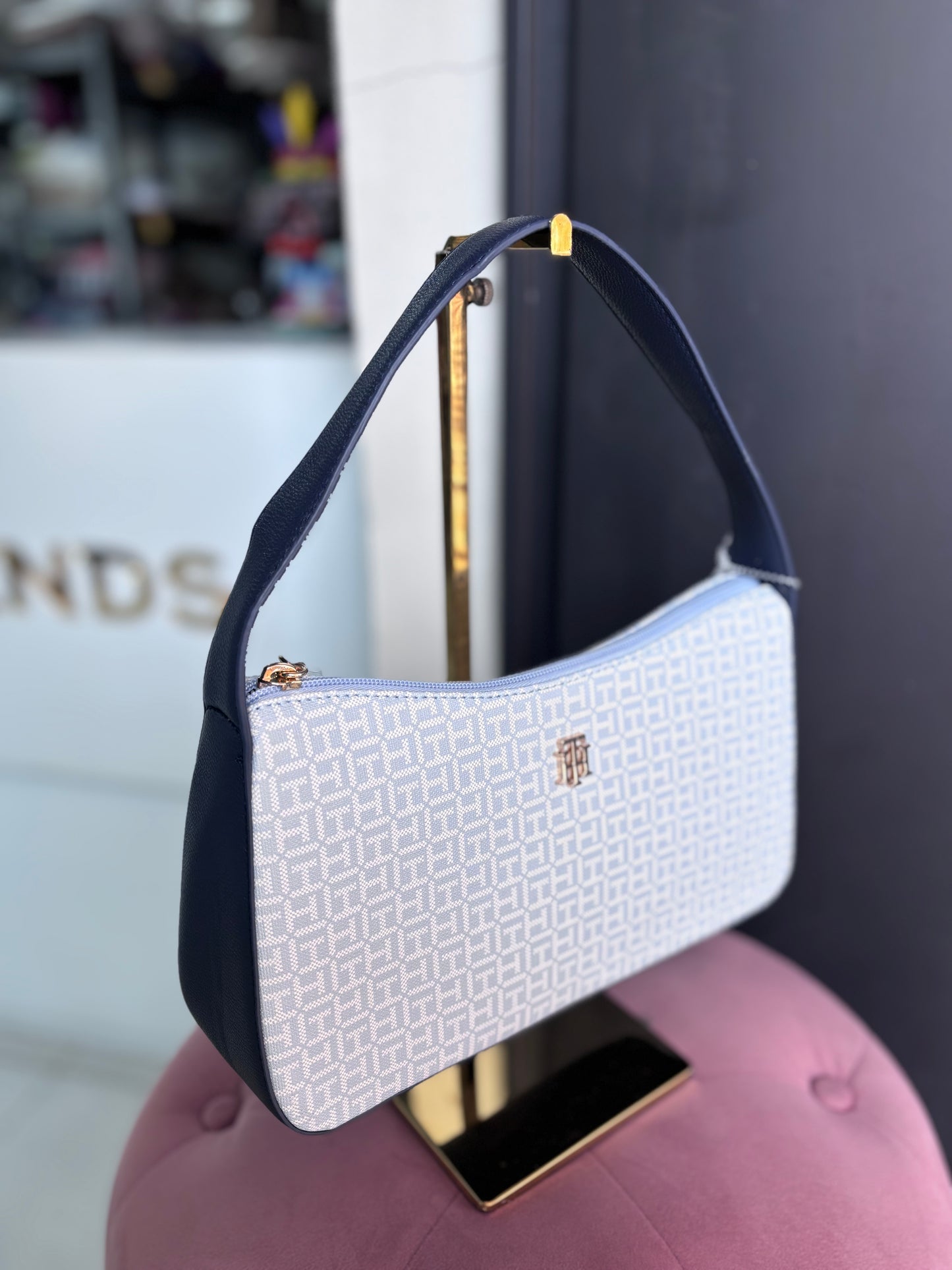 Hobo Tommy H azul con placa TH dorada