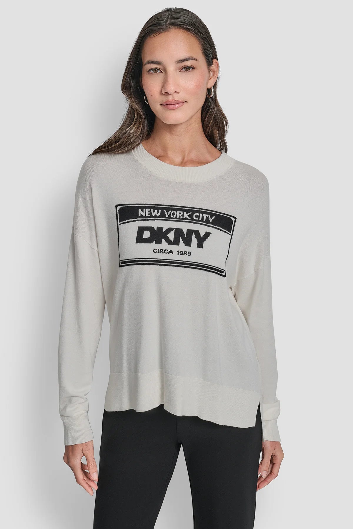 Suéter DKNY blanco con letras negras
