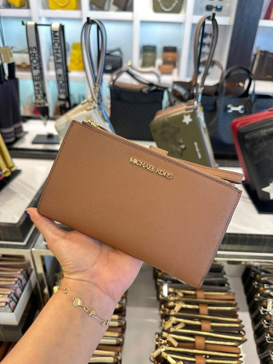 Cartera Michael k camel doble cierre, strap y placa dorada