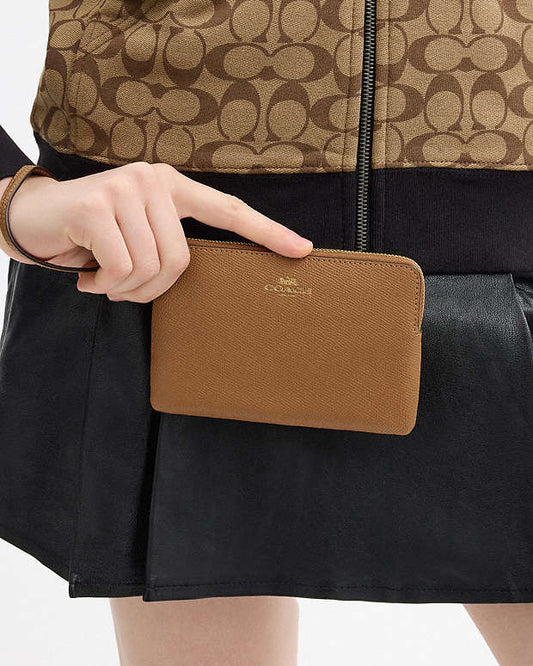 Muñequera Coach camel, strap y logo grabado dorado