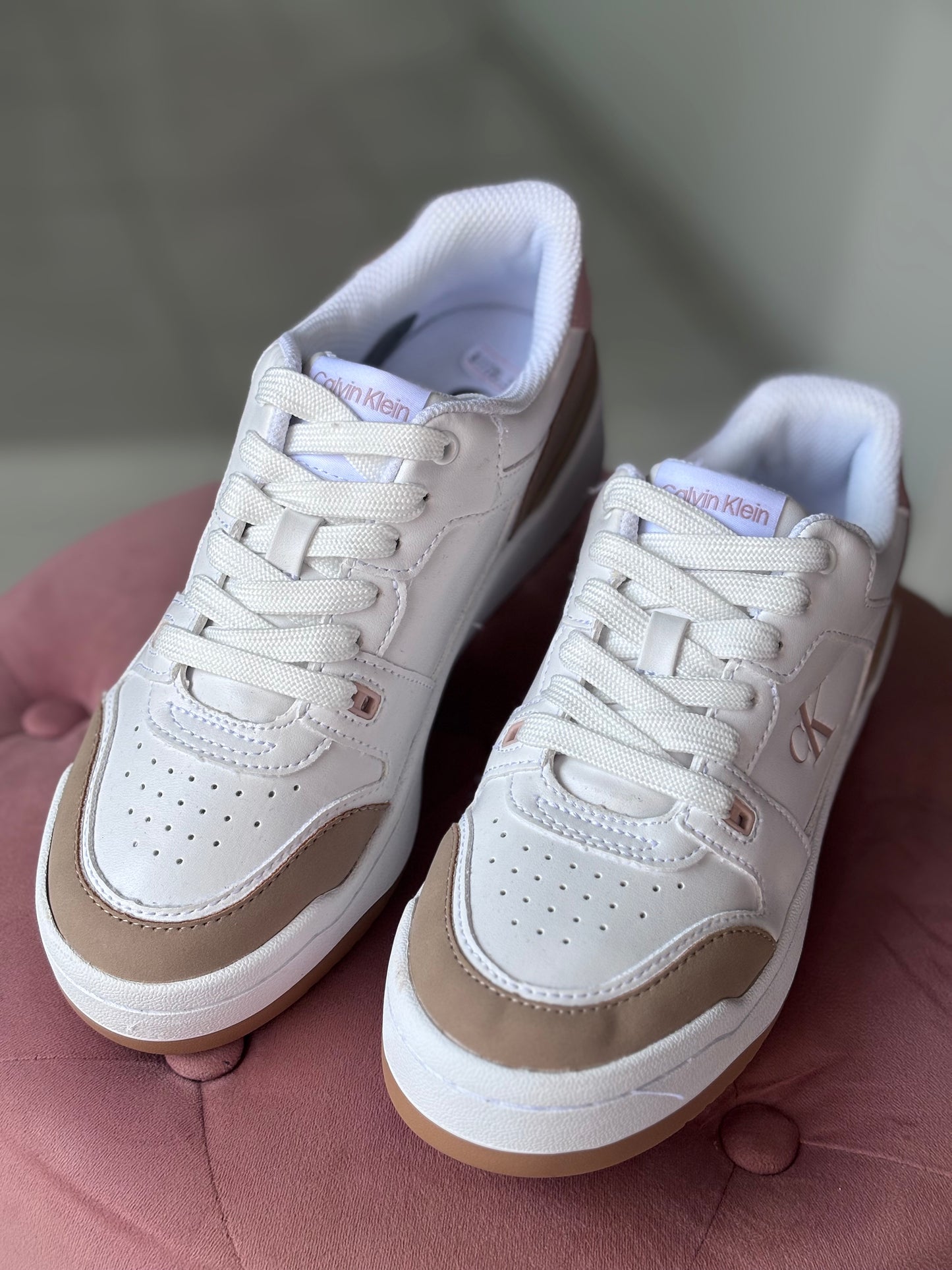 Tenis Calvin K blancos con detalles nude