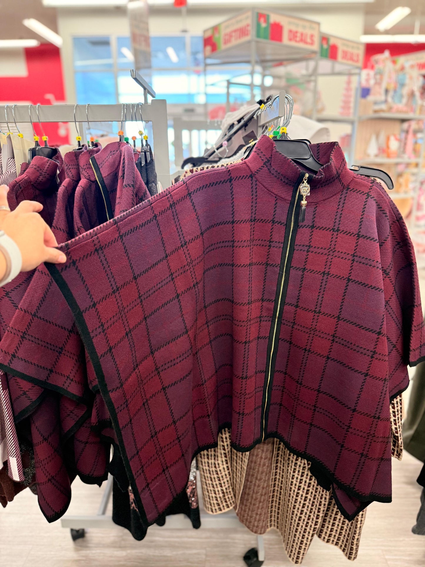 Poncho Anne Klein morado con cierre  y dije dorado