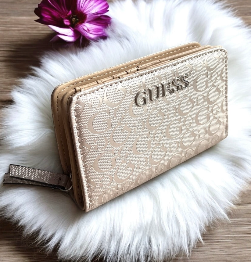 Cartera Guess dorada con monogram placa en letras plateadas
