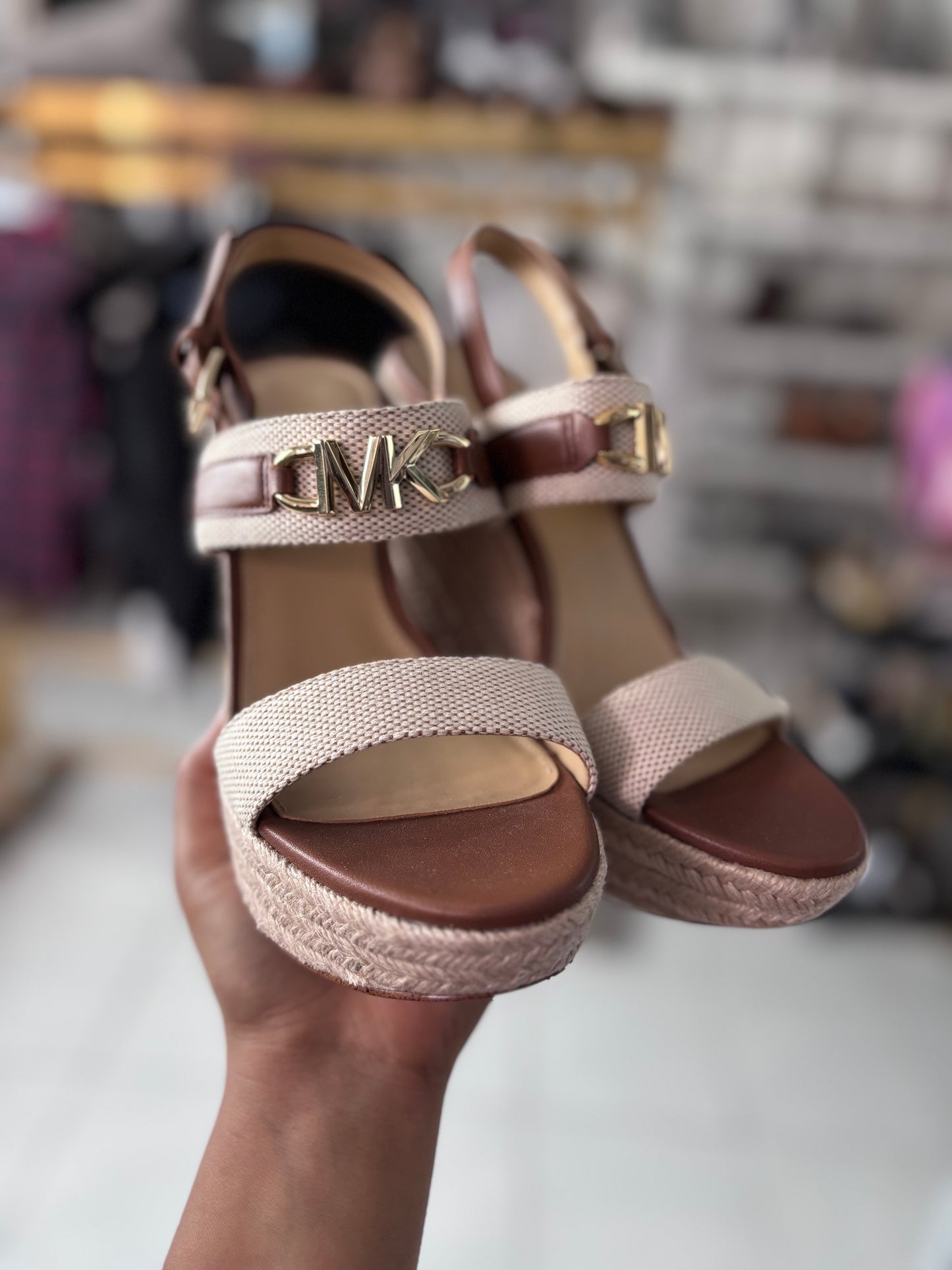 Sandalias Michael k camel con beige y placa dorada
