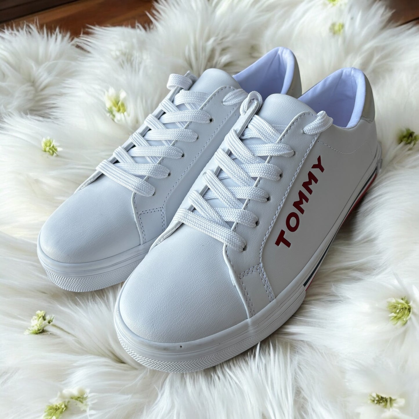Tenis Tommy H blancos con letras rojas