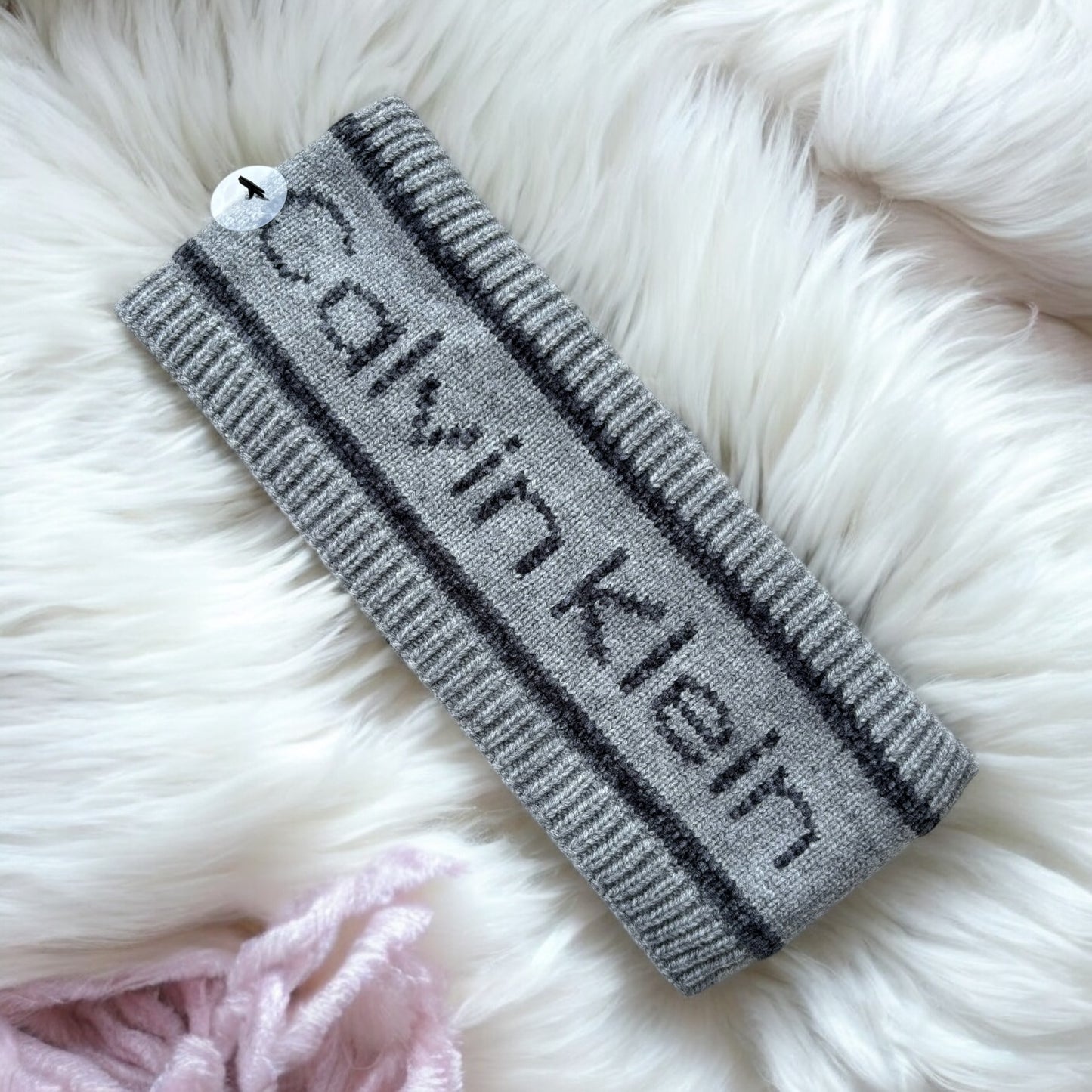 Diadema Calvin K gris con letras Oxford