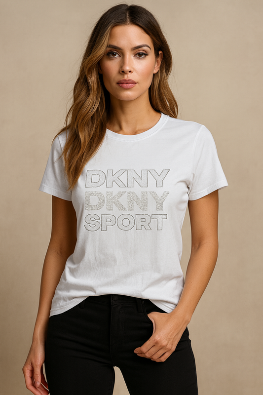 Playera DKNY blanca, letras plateadas de brillos