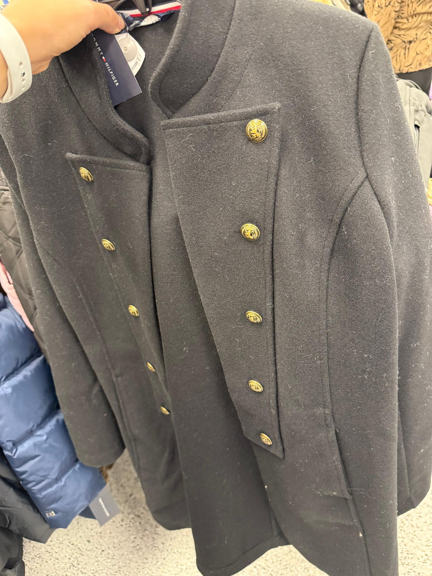 Abrigo Tommy H negro de botones